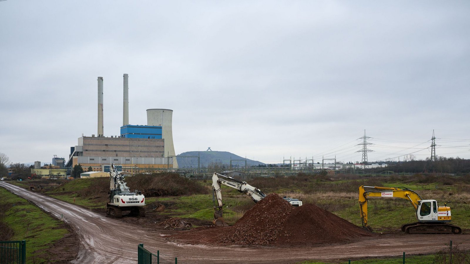 Am ehemaligen Kohlekraftwerk Ensdorf könnte das weltweit größte Werk für Halbleiter aus Silizumkarbid entstehen.Foto: Oliver Dietze/dpa