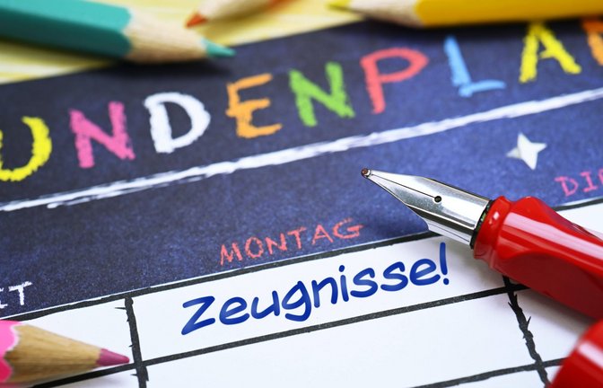 In Baden-Württemberg gibt es am Ende des Schuljahres das Zeugnis, zum Halbjahr die Halbjahresinformation.<span class='image-autor'>Foto: IMAGO/Christian / Ohde</span>