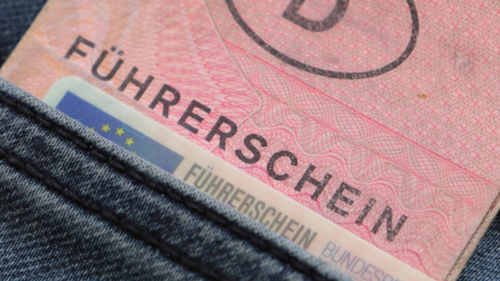 Erfahren Sie alles über die Umtauschfristen für alte Führerscheine, benötigte Unterlagen, Kosten und was bei einer Fristüberschreitung passiert.Foto: mahc / Shutterstock.com Erfahren Sie alles über die Umtauschfristen für alte Führerscheine, benötigte Unterlagen, Kosten und was bei einer Fristüberschreitung passiert.Foto: mahc / Shutterstock.com