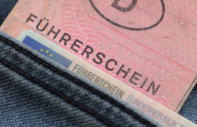 Erfahren Sie alles über die Umtauschfristen für alte Führerscheine, benötigte Unterlagen, Kosten und was bei einer Fristüberschreitung passiert.<span class='image-autor'>Foto: mahc / Shutterstock.com</span>