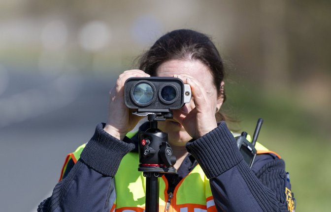 Eine Polizistin misst mit einem Lasermessgerät die Geschwindigkeit der Verkehrsteilnehmer. Am Montag startet auch in Baden-Württemberg der Blitzermarathon (Symbolfoto).<span class='image-autor'>Foto: IMAGO/HMB-Media</span>