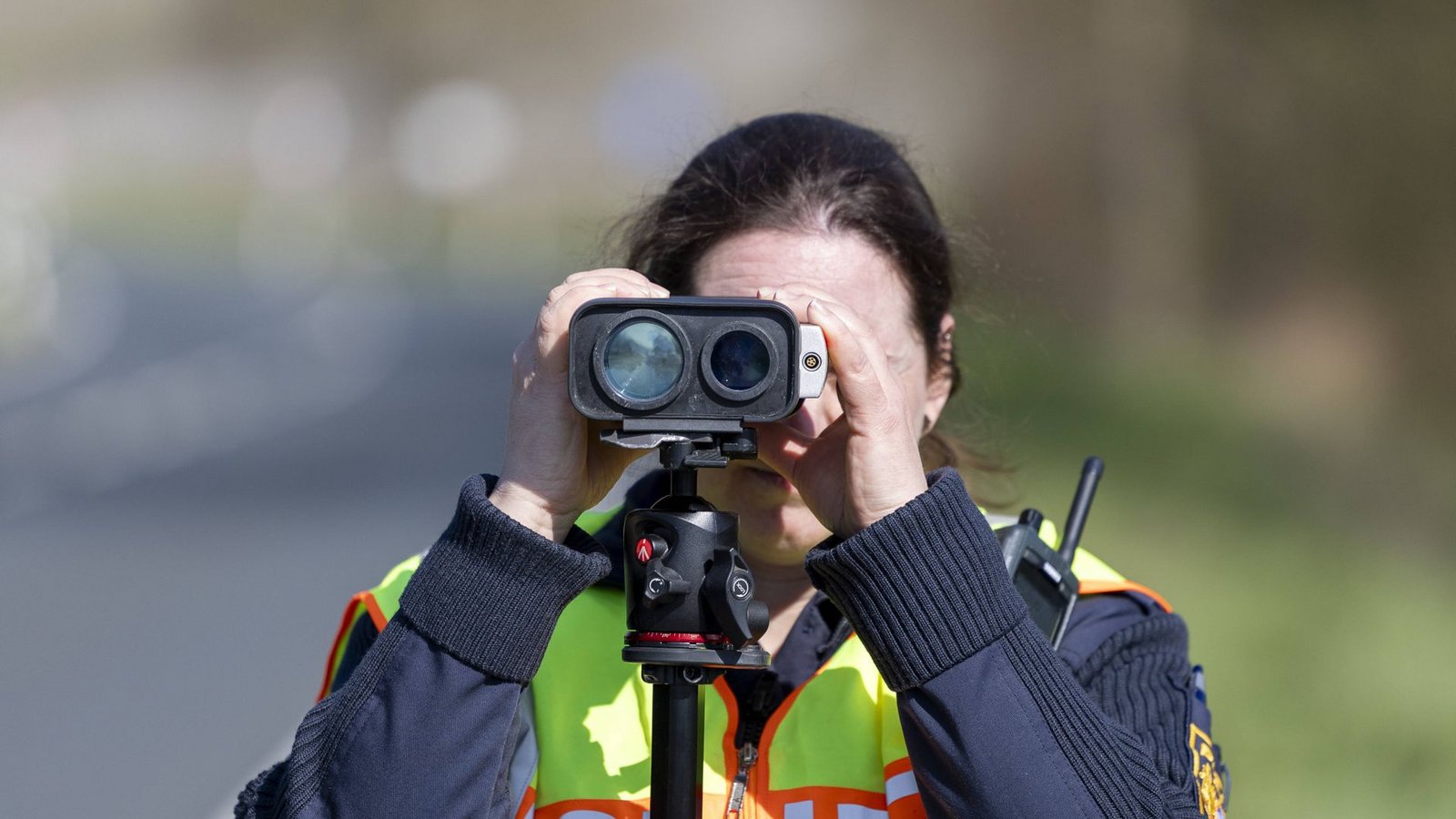 Eine Polizistin misst mit einem Lasermessgerät die Geschwindigkeit der Verkehrsteilnehmer. Am Montag startet auch in Baden-Württemberg der Blitzermarathon (Symbolfoto).Foto: IMAGO/HMB-Media