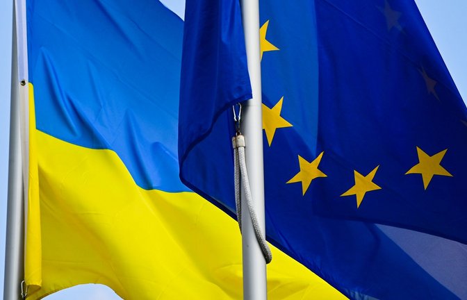 Die Fahnen der Ukraine und der EU.<span class='image-autor'>Foto: Patrick Pleul/dpa-Zentralbild/ZB</span>