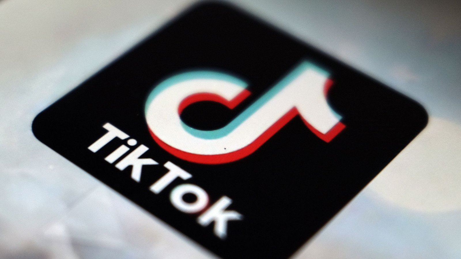 Tiktok will die Moderation von Inhalten künftig durch KI ausführen lassen. (Symbolbild)Foto: dpa/Kiichiro Sato Tiktok will die Moderation von Inhalten künftig durch KI ausführen lassen. (Symbolbild)Foto: dpa/Kiichiro Sato