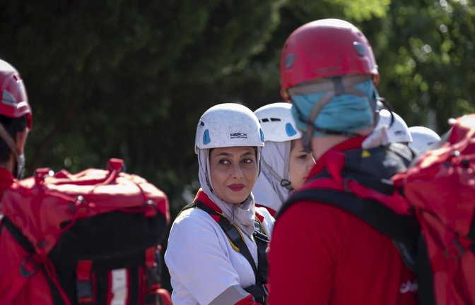 Mitarbeiter des des iranischen Roten Halbmondes  haben am Montagmorgen die Leichen der Insassen des abgestürzten Hubschraubers geborgen. (Archivbild)<span class='image-autor'>Foto: imago/ /Morteza Nikoubazl</span>