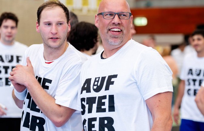 Geschäftsführer  Axel Kromer (re.) und  Kapitän Tobias Heinzelmann im Aufstiegsshirt des HBW Balingen Weilstetten.<span class='image-autor'>Foto: IMAGO/Philipp Stevens</span>