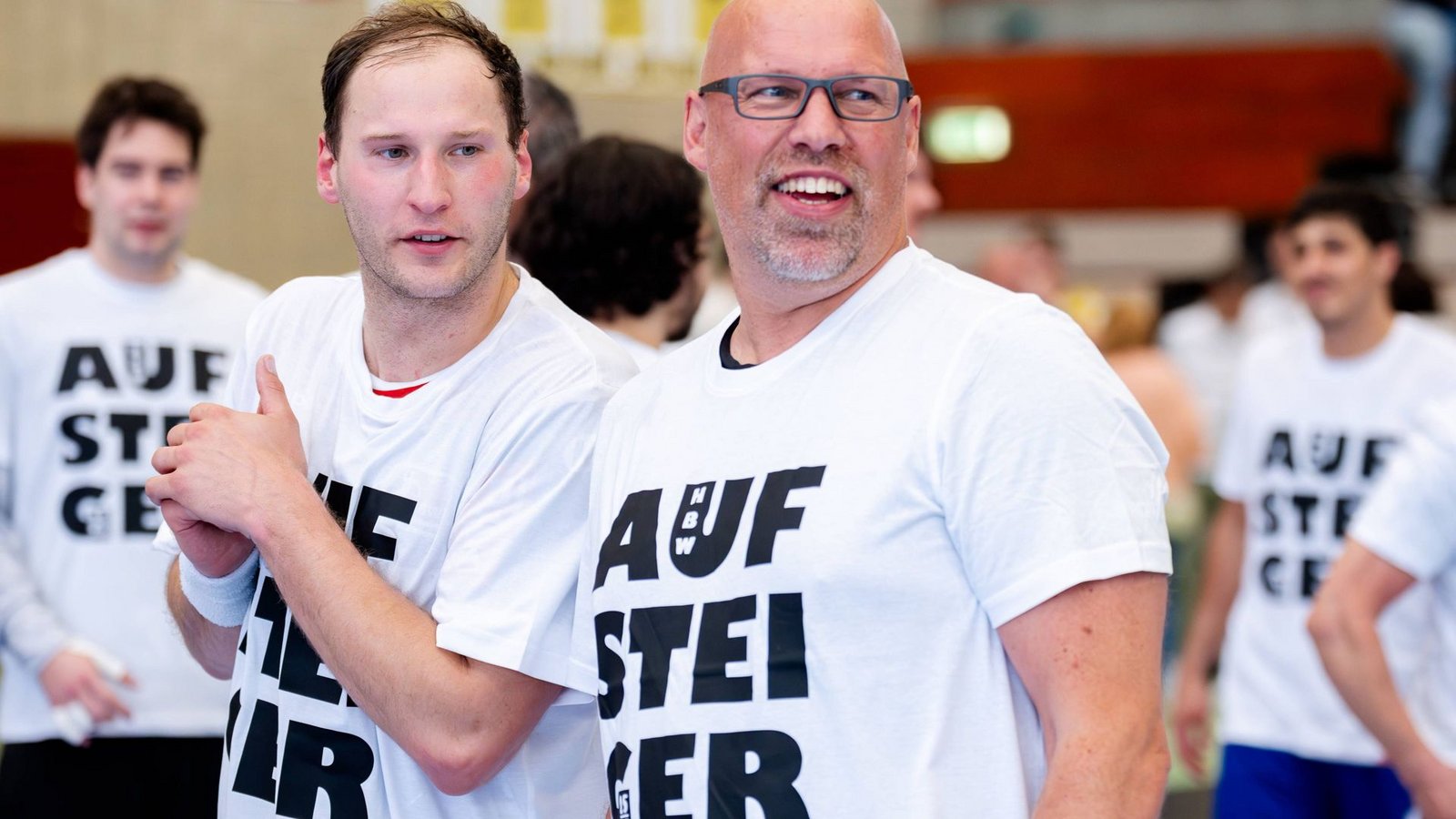 Geschäftsführer Axel Kromer (re.) und Kapitän Tobias Heinzelmann im Aufstiegsshirt des HBW Balingen Weilstetten.Foto: IMAGO/Philipp Stevens Geschäftsführer Axel Kromer (re.) und Kapitän Tobias Heinzelmann im Aufstiegsshirt des HBW Balingen Weilstetten.Foto: IMAGO/Philipp Stevens