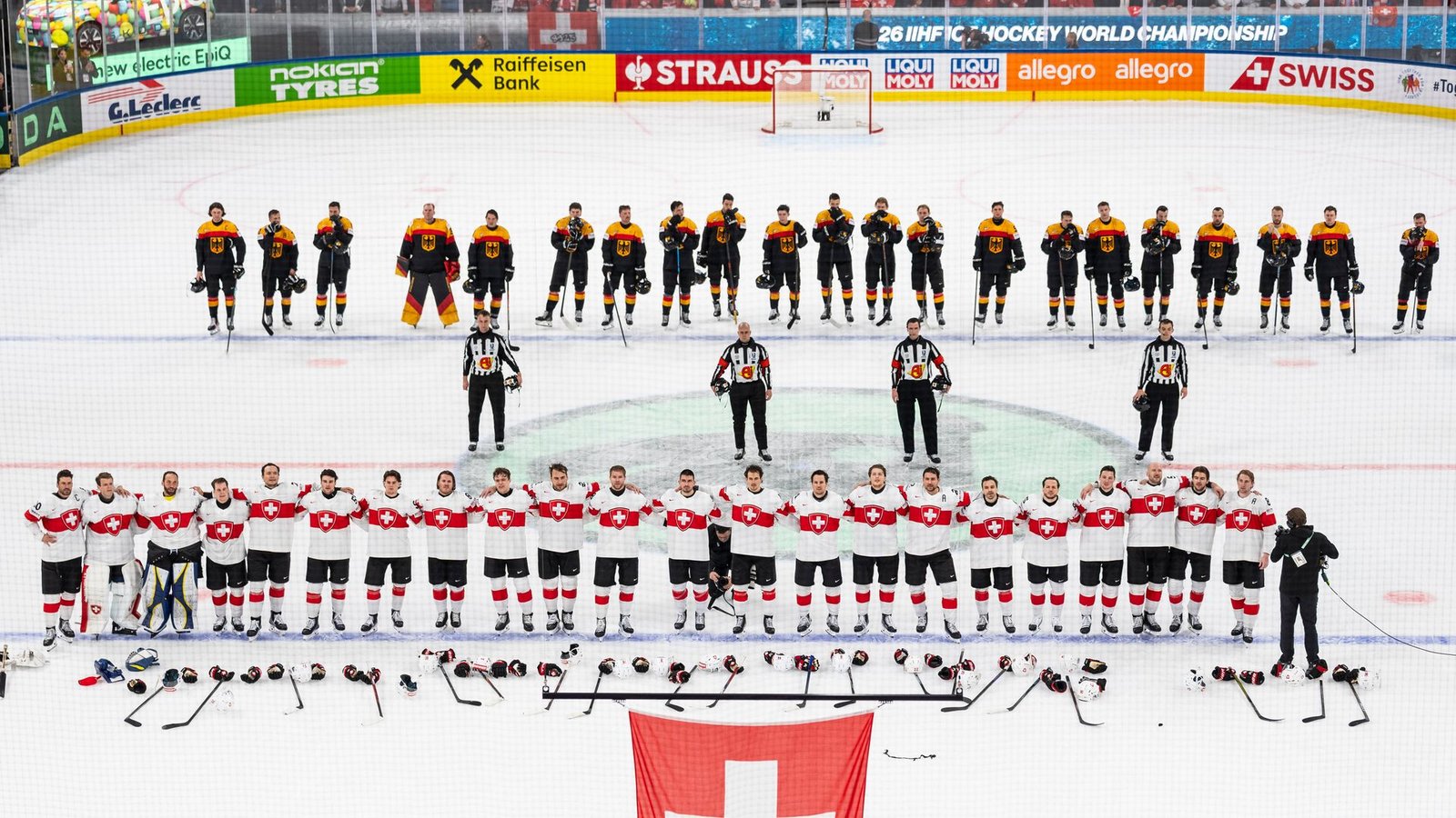 Die Schweizer (unten) und das deutsche Team steht auf dem Eis.Foto: Claudio Thoma/KEYSTONE/dpa
