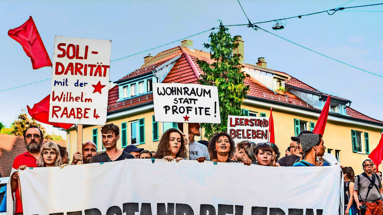 Aktivisten protestieren gegen Leerstand bei einer Demo in Stuttgart. Die Zweckentfremdung von Wohnraum durch kurzzeitige Vermietungen oder Leerstand ist verboten.Foto: Lg//Julian Rettig Aktivisten protestieren gegen Leerstand bei einer Demo in Stuttgart. Die Zweckentfremdung von Wohnraum durch kurzzeitige Vermietungen oder Leerstand ist verboten.Foto: Lg//Julian Rettig