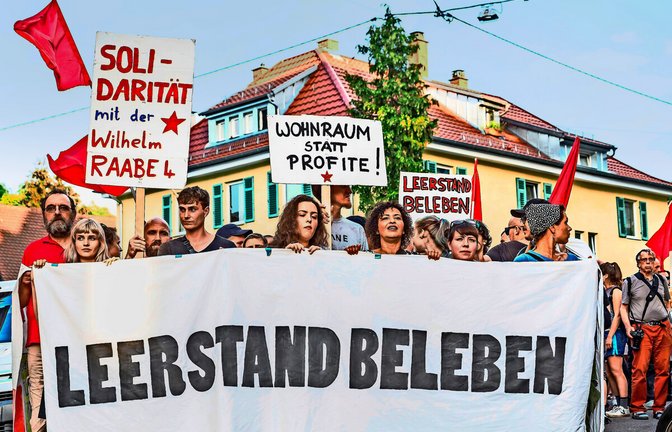 Aktivisten protestieren gegen Leerstand bei einer Demo in Stuttgart. Die Zweckentfremdung von Wohnraum durch kurzzeitige Vermietungen oder Leerstand ist verboten.<span class='image-autor'>Foto: Lg//Julian Rettig</span>