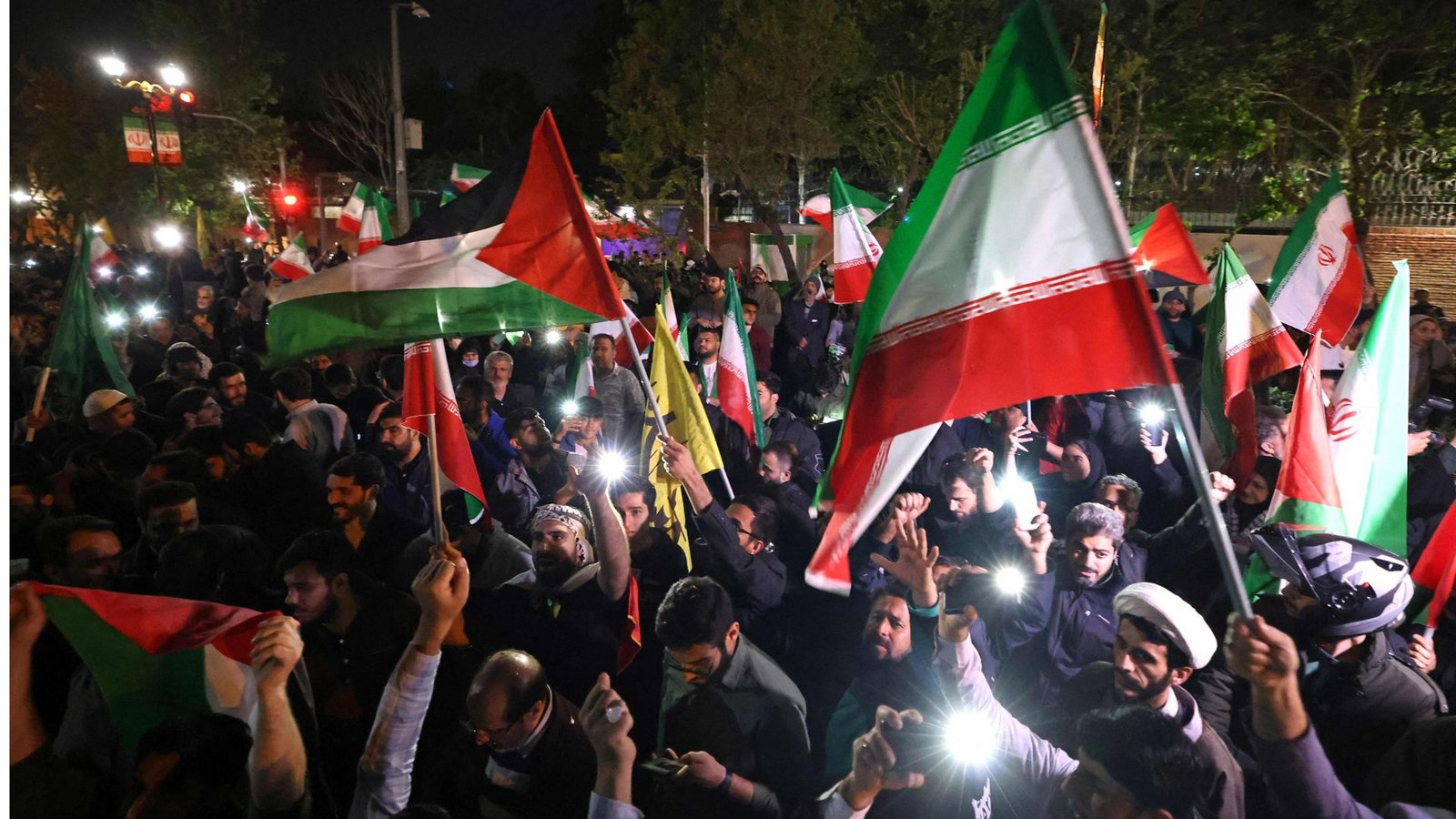 Demonstranten mit iranischen und palästinensischen Flaggen protestieren vor der britischen Botschaft in Teheran nach dem Drohnen-Angriff auf Israel.Foto: AFP/Atta Kenare Demonstranten mit iranischen und palästinensischen Flaggen protestieren vor der britischen Botschaft in Teheran nach dem Drohnen-Angriff auf Israel.Foto: AFP/Atta Kenare