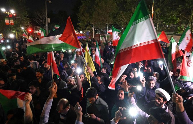 Demonstranten mit iranischen und palästinensischen Flaggen protestieren vor der britischen Botschaft in Teheran nach dem Drohnen-Angriff auf Israel.<span class='image-autor'>Foto: AFP/Atta Kenare</span>