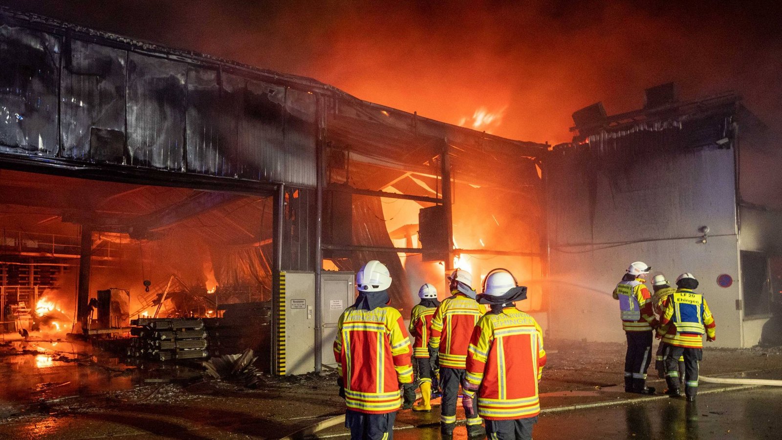 Die Gebäude einer Firma in Allmendingen (Alb-Donau-Kreis) brennen in der Nacht zu Dienstag.Foto: 7aktuell.de/Alexander Hald Die Gebäude einer Firma in Allmendingen (Alb-Donau-Kreis) brennen in der Nacht zu Dienstag.Foto: 7aktuell.de/Alexander Hald