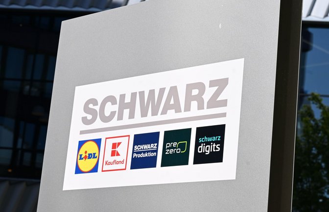 Die Logos der zur Schwarz-Gruppe gehörenden Unternehmen am Firmensitz in Necksulm.<span class='image-autor'>Foto: Bernd Weißbrod/dpa/Bernd Weißbrod</span>