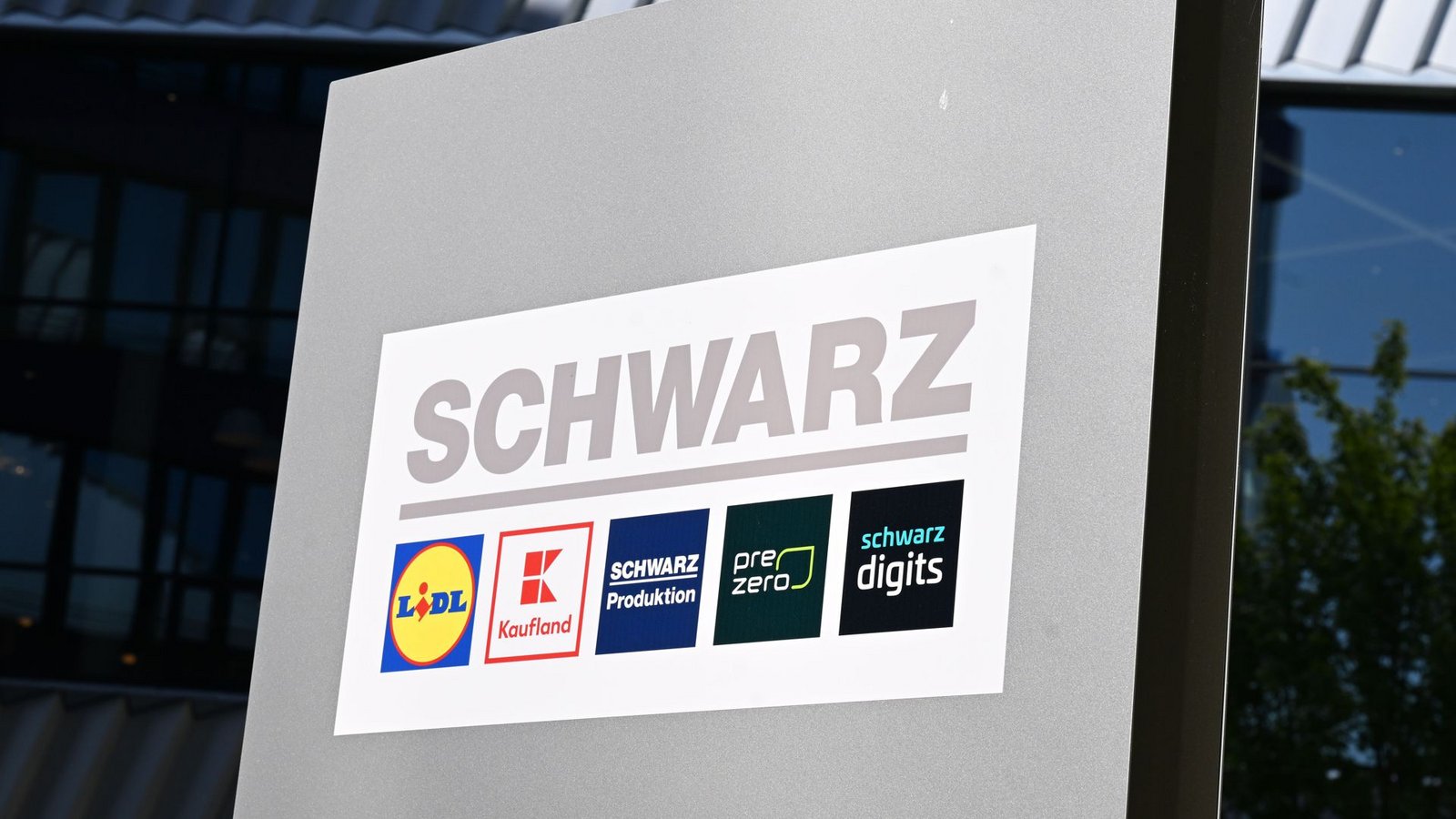 Die Logos der zur Schwarz-Gruppe gehörenden Unternehmen am Firmensitz in Necksulm.Foto: Bernd Weißbrod/dpa/Bernd Weißbrod Die Logos der zur Schwarz-Gruppe gehörenden Unternehmen am Firmensitz in Necksulm.Foto: Bernd Weißbrod/dpa/Bernd Weißbrod