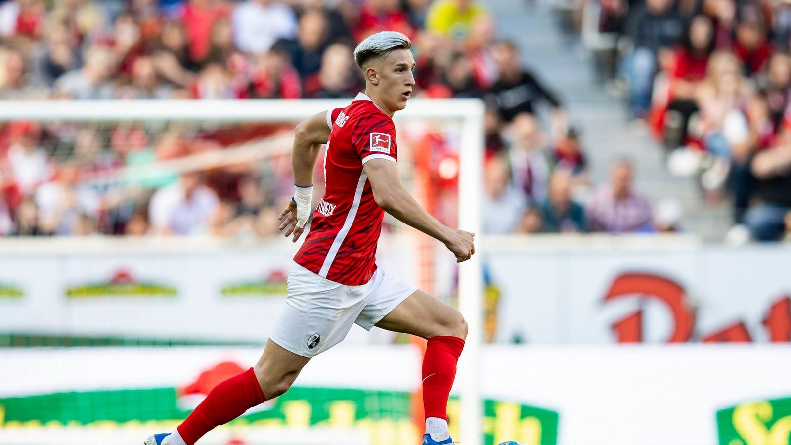 Nach Informationen des "Bild" hat Freiburgs Nico Schlotterbeck dem BVB seine Zusage für einen Wechsel gegeben.Foto: Tom Weller/dpa