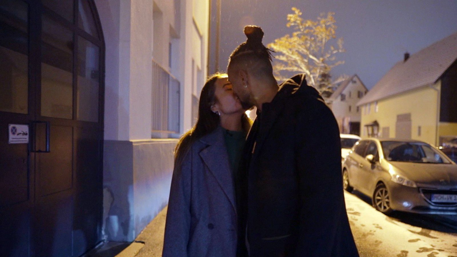 Küsse im Schnee zwischen Angelina und David.Foto: RTL Küsse im Schnee zwischen Angelina und David.Foto: RTL