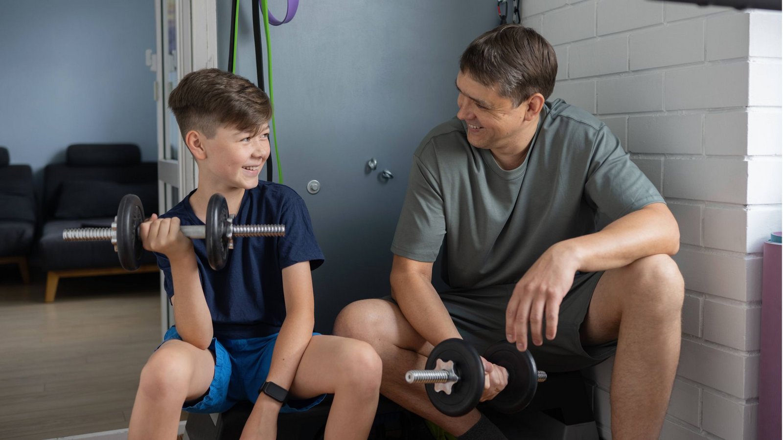 Es ist wichtig, dass Kinder und Jugendliche in einem Fitnessstudio von Erwachsenen betreut und erst einmal angeleitet werden.Foto: IMAGO/Addictive Stock Es ist wichtig, dass Kinder und Jugendliche in einem Fitnessstudio von Erwachsenen betreut und erst einmal angeleitet werden.Foto: IMAGO/Addictive Stock