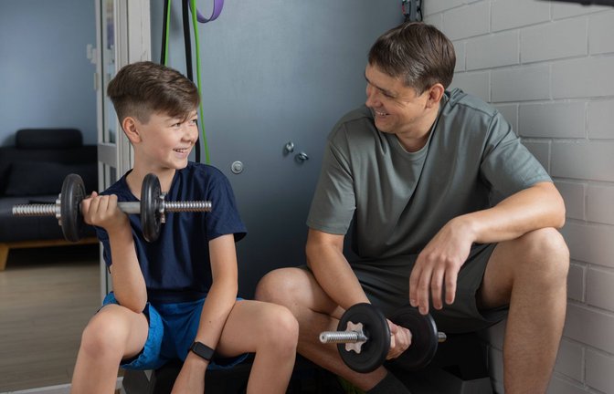 Es ist wichtig, dass Kinder und Jugendliche in einem Fitnessstudio von Erwachsenen betreut und erst einmal angeleitet werden.<span class='image-autor'>Foto: IMAGO/Addictive Stock</span>