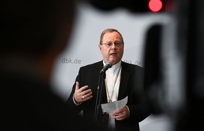 Georg Bätzing, Vorsitzender der Deutschen Bischofskonferenz und Bischof von Limburg, gibt zu Beginn der Herbstvollversammlung ein Statement ab.<span class='image-autor'>Foto: Arne Dedert/dpa</span>