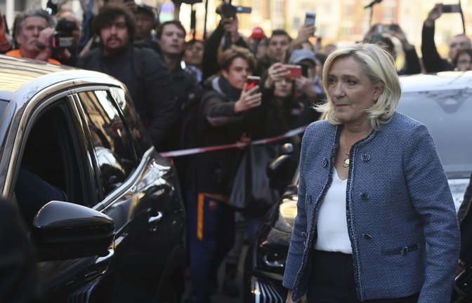 Ein französisches Gericht hat Le Pen wegen Veruntreuung öffentlicher Gelder schuldig gesprochen.<span class='image-autor'>Foto: AP/Thomas Padilla</span>