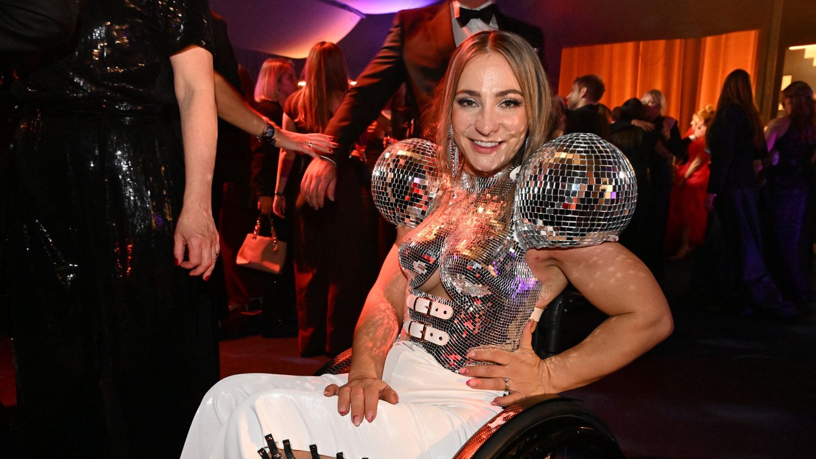 Kristina Vogel, ehemalige Radsportlerin, feiert bei der Aftershowparty bei der 77. Bambi-Verleihung in den Bavaria Filmstudios.Foto: Felix Hörhager/dpa Kristina Vogel, ehemalige Radsportlerin, feiert bei der Aftershowparty bei der 77. Bambi-Verleihung in den Bavaria Filmstudios.Foto: Felix Hörhager/dpa
