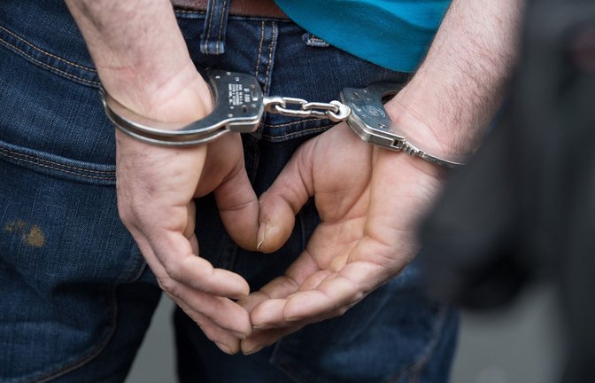 Bei den Razzien wurden offenbar mehrere Menschen festgenommen. (Symbolbild)<span class='image-autor'>Foto: dpa/Boris Roessler</span>