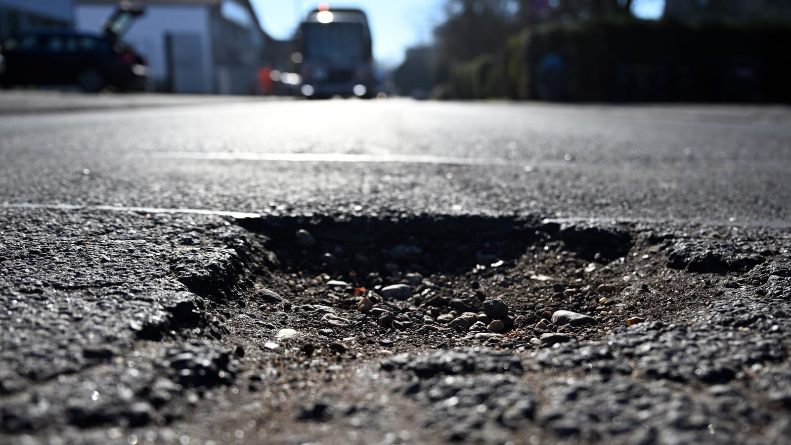 Marode Straßen und tiefe Schlaglöcher sind nur eine Folge der klammen Kommunalfinanzen.Foto: Federico Gambarini/dpa Marode Straßen und tiefe Schlaglöcher sind nur eine Folge der klammen Kommunalfinanzen.Foto: Federico Gambarini/dpa