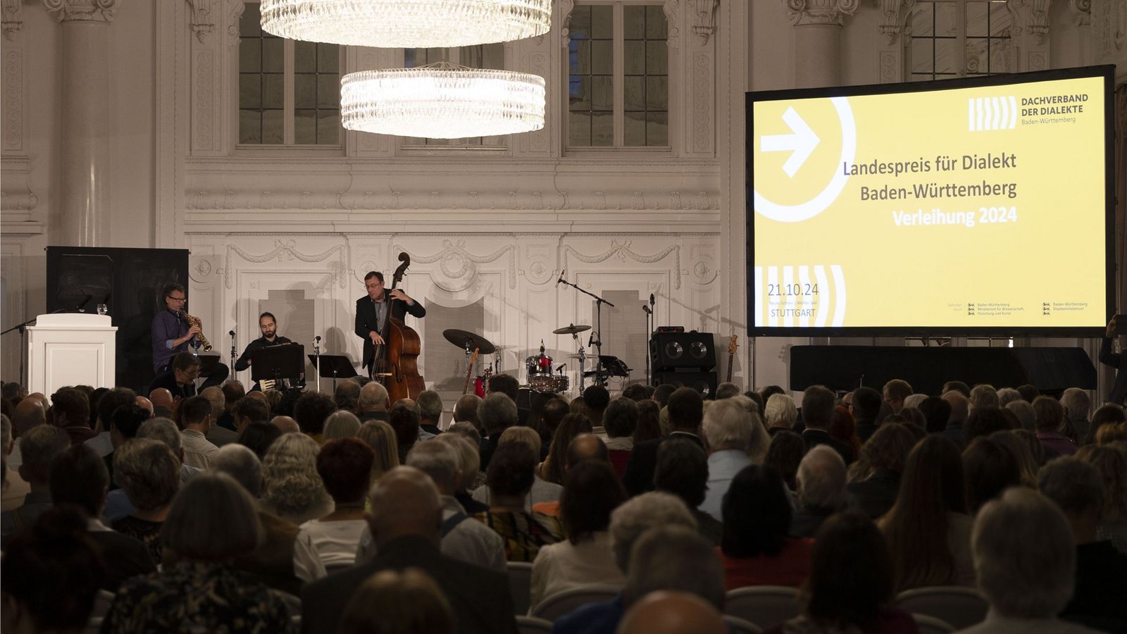 Premiere im vollbesetzten Weißen Saal des Neuen Schlosses: Zur Verleihung des vom Dachverband der Dialekte Baden-Württemberg initiierten Landespreises  kamen am Montagabend Dialektfans aus dem ganzen Land.Foto: Lichtgut/Leif Piechowski