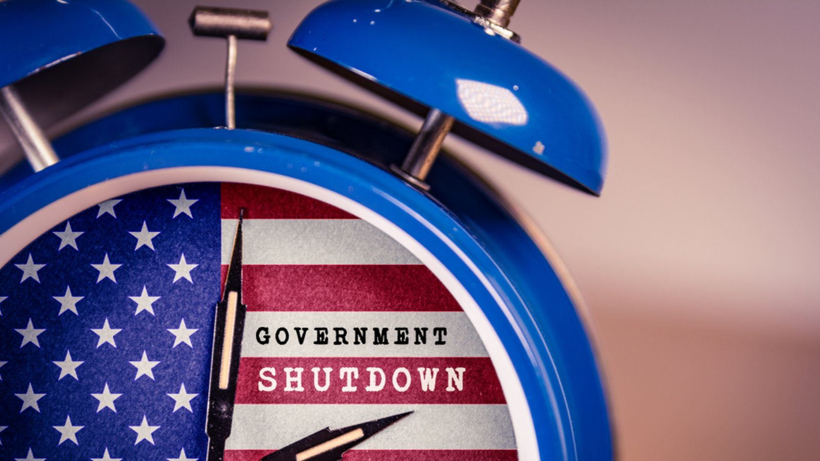 In den USA droht erneut ein Government Shutdown. Sie, was ein Shutdown bedeutet, welche Folgen drohen und warum aktuell Massenentlassungen im Raum stehen.Foto: Ivan Marc / Shutterstock.com In den USA droht erneut ein Government Shutdown. Sie, was ein Shutdown bedeutet, welche Folgen drohen und warum aktuell Massenentlassungen im Raum stehen.Foto: Ivan Marc / Shutterstock.com