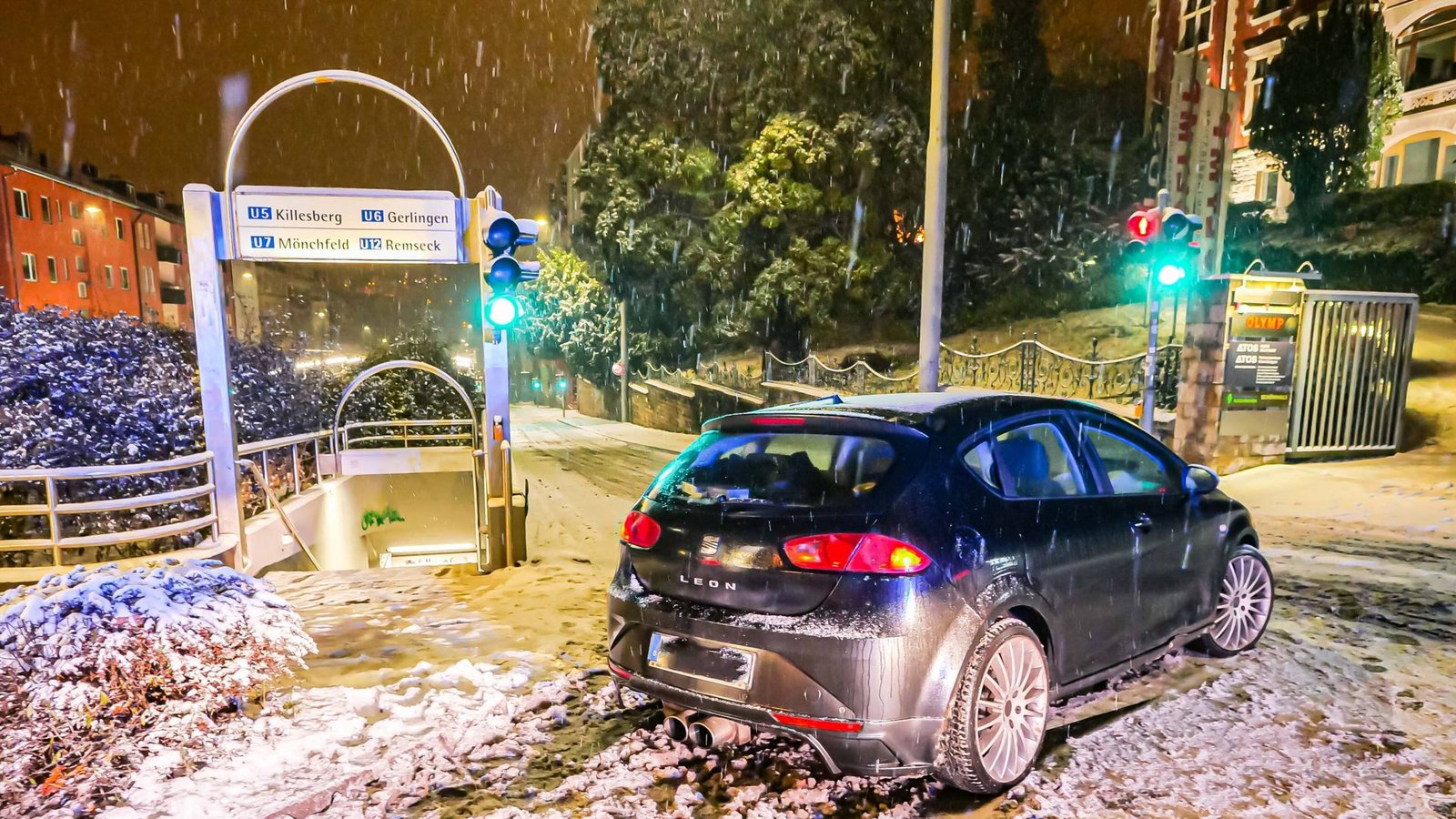Rutschige Straßen sorgten für querstehende Autos. Hier an der Straßenbahnhaltestelle Bopser in Stuttgart.Foto: 7aktuell.de/Alexander Hald Rutschige Straßen sorgten für querstehende Autos. Hier an der Straßenbahnhaltestelle Bopser in Stuttgart.Foto: 7aktuell.de/Alexander Hald