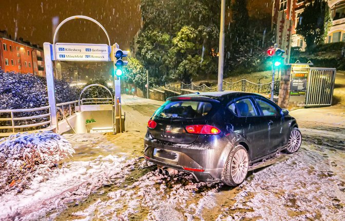 Rutschige Straßen sorgten für querstehende Autos. Hier an der Straßenbahnhaltestelle Bopser in Stuttgart.<span class='image-autor'>Foto: 7aktuell.de/Alexander Hald</span>