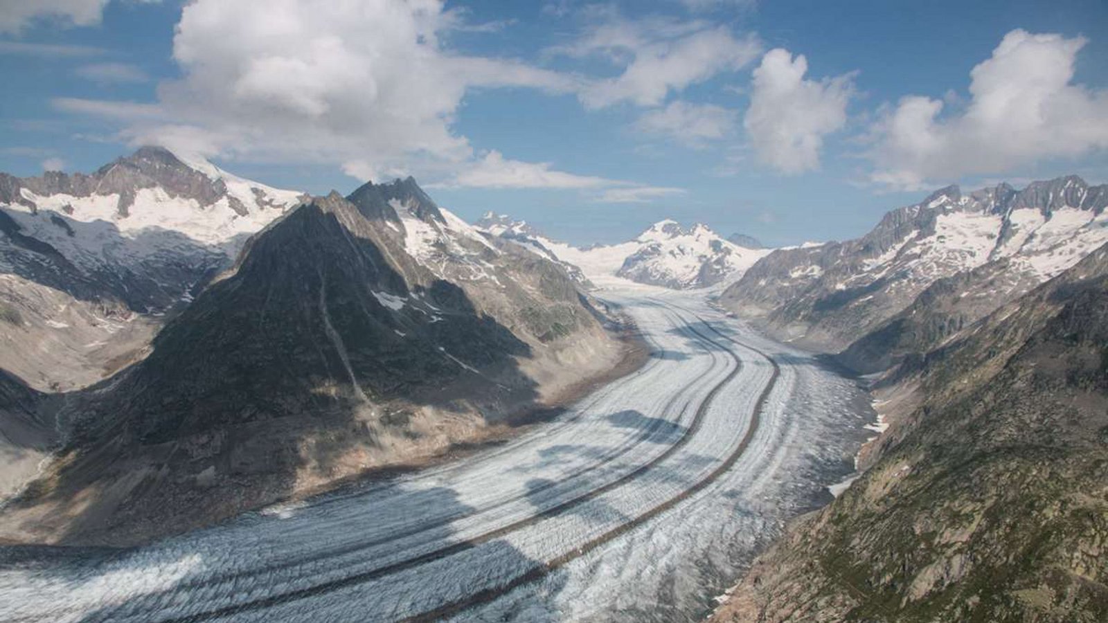 Schwindende Gletscher: : Durch das Auftauen der seit Jahrtausenden gefrorenen Böden könnten riesige Mengen darin gespeicherten Kohlendioxids freigesetzt werden, was wiederum die Erderwärmung weiter beschleunigen würde. Alle Erderwärmungsszenarien legen den bevorstehenden Verlust der Permafrostböden nahe (Bild: Der Klimawandel lässt die Gletscher – wie hier den Aletschgletscher in der Schweiz – in den Alpen schwinden).Foto: Christian Sommer/FAU/dpa Schwindende Gletscher: : Durch das Auftauen der seit Jahrtausenden gefrorenen Böden könnten riesige Mengen darin gespeicherten Kohlendioxids freigesetzt werden, was wiederum die Erderwärmung weiter beschleunigen würde. Alle Erderwärmungsszenarien legen den bevorstehenden Verlust der Permafrostböden nahe (Bild: Der Klimawandel lässt die Gletscher – wie hier den Aletschgletscher in der Schweiz – in den Alpen schwinden).Foto: Christian Sommer/FAU/dpa