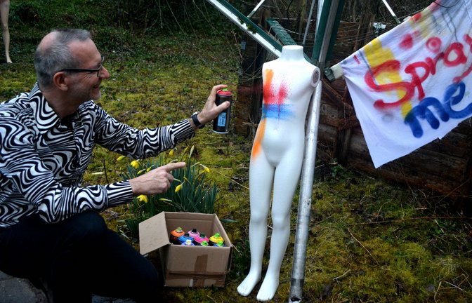 Der Illinger Künstler Thomas Hanisch bei einer Aktion im Rahmen des am Wochenende eröffneten „Art Hiking“-Festivals in Mühlacker. <span class='image-autor'>Fotos: Stahlfeld</span>