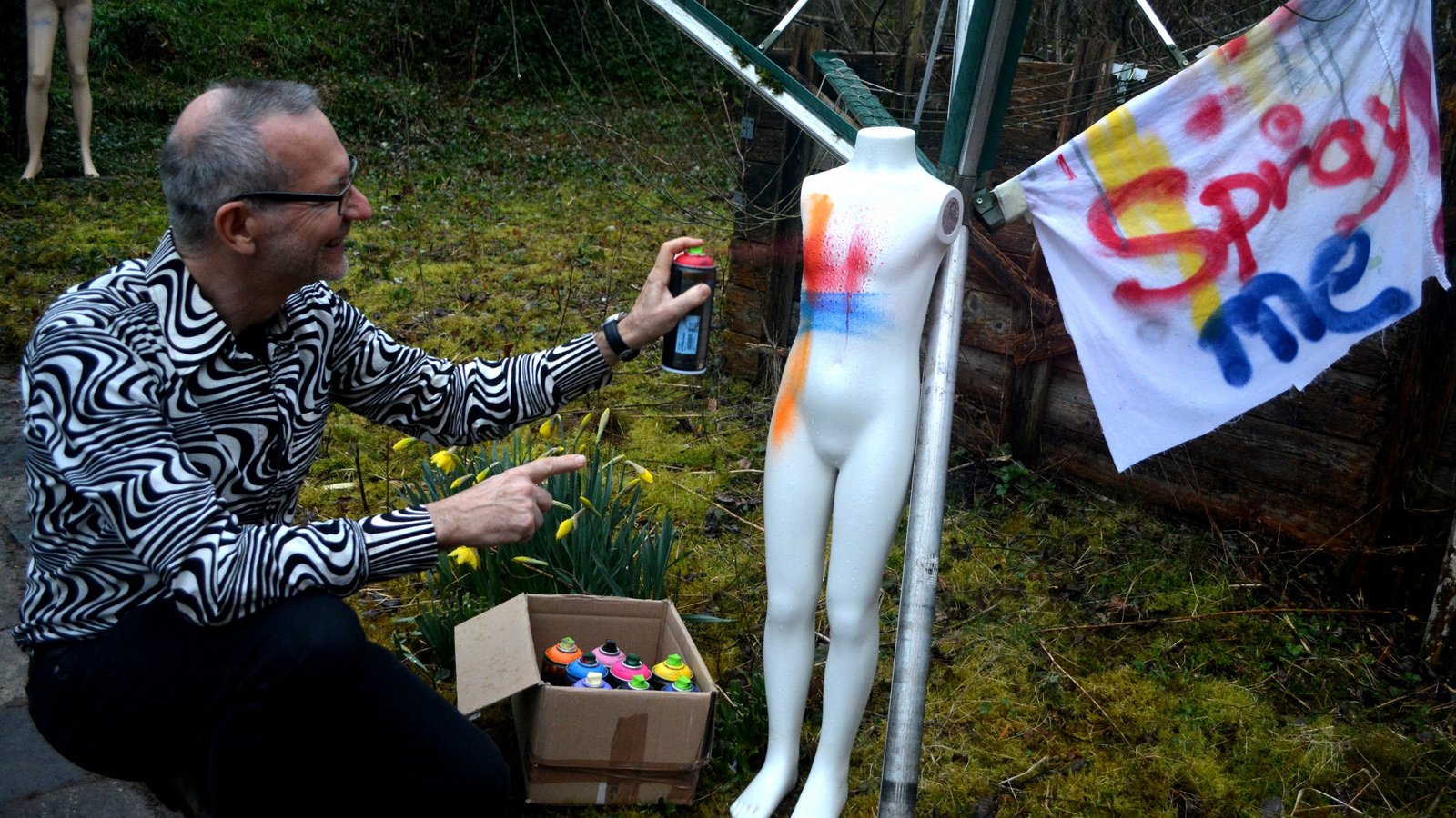 Der Illinger Künstler Thomas Hanisch bei einer Aktion im Rahmen des am Wochenende eröffneten „Art Hiking“-Festivals in Mühlacker. Fotos: Stahlfeld Der Illinger Künstler Thomas Hanisch bei einer Aktion im Rahmen des am Wochenende eröffneten „Art Hiking“-Festivals in Mühlacker. Fotos: Stahlfeld