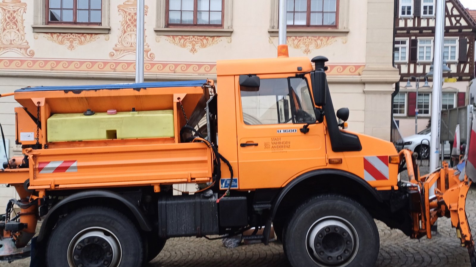 Dauereinsatz: Auch die Mitarbeiter vom Vaihinger Bauhof sind stundenlang mit Streuen beschäftigt.  Foto: Rücker