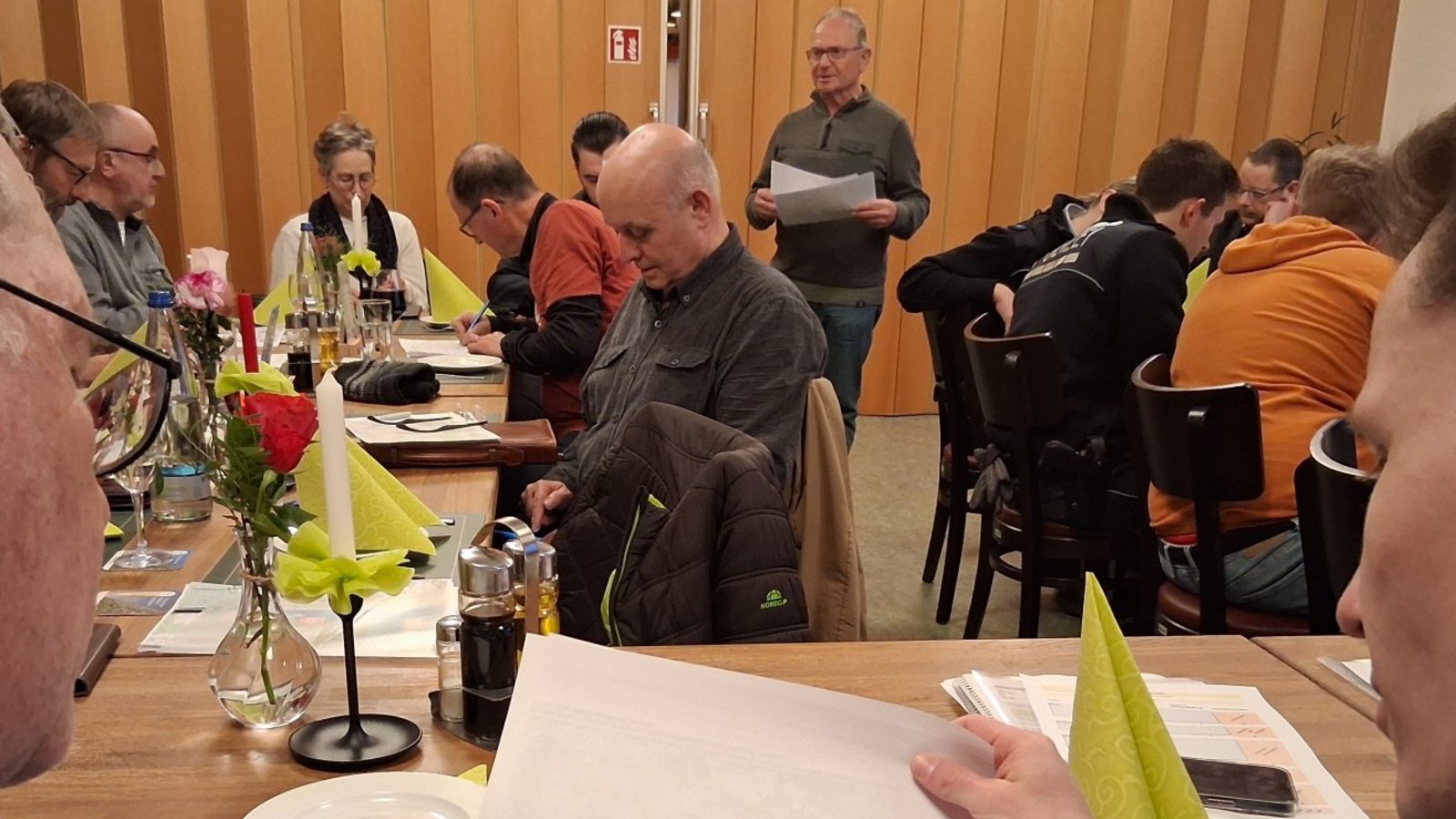 Wo geht’s lang: Eberdingens Bürgermeister Carsten Willing (rechts) und Ordnungsamtsleiter Bernd Unmüßig schauen sich die Radstrecke an, die Jürgen Rebstock (stehend) vorstellt. Foto: Kauer Wo geht’s lang: Eberdingens Bürgermeister Carsten Willing (rechts) und Ordnungsamtsleiter Bernd Unmüßig schauen sich die Radstrecke an, die Jürgen Rebstock (stehend) vorstellt. Foto: Kauer