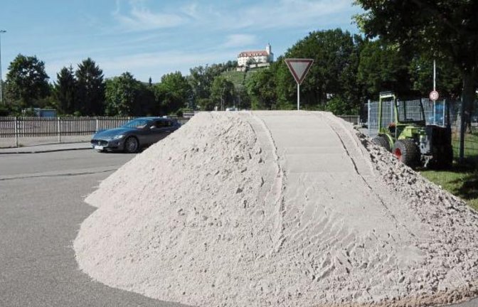 Sandberge unterm Kaltenstein: Auch die Sportplätze erhalten in diesen Tagen ihre „Sanddüngung“. Foto: Arning