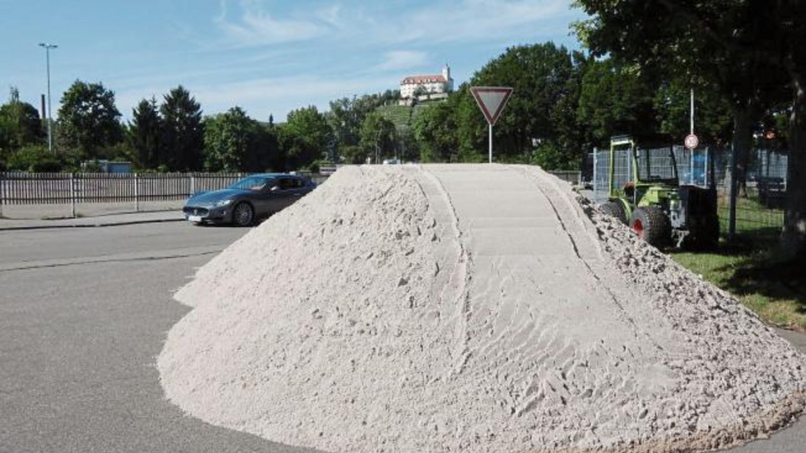 Sandberge unterm Kaltenstein: Auch die Sportplätze erhalten in diesen Tagen ihre „Sanddüngung“. Foto: Arning Sandberge unterm Kaltenstein: Auch die Sportplätze erhalten in diesen Tagen ihre „Sanddüngung“. Foto: Arning