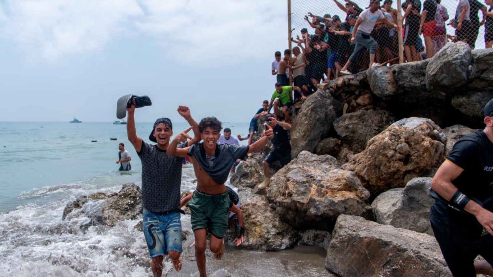 Immer mehr Migranten drängen sich an den Zäunen vorbei in die spanische Enklave Ceuta.Antonio Sempere/AP/dpa