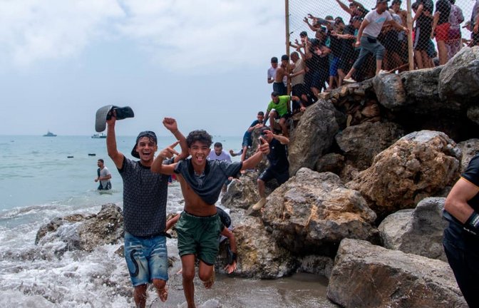 Immer mehr Migranten drängen sich an den Zäunen vorbei in die spanische Enklave Ceuta.<span class='image-autor'>Antonio Sempere/AP/dpa</span>