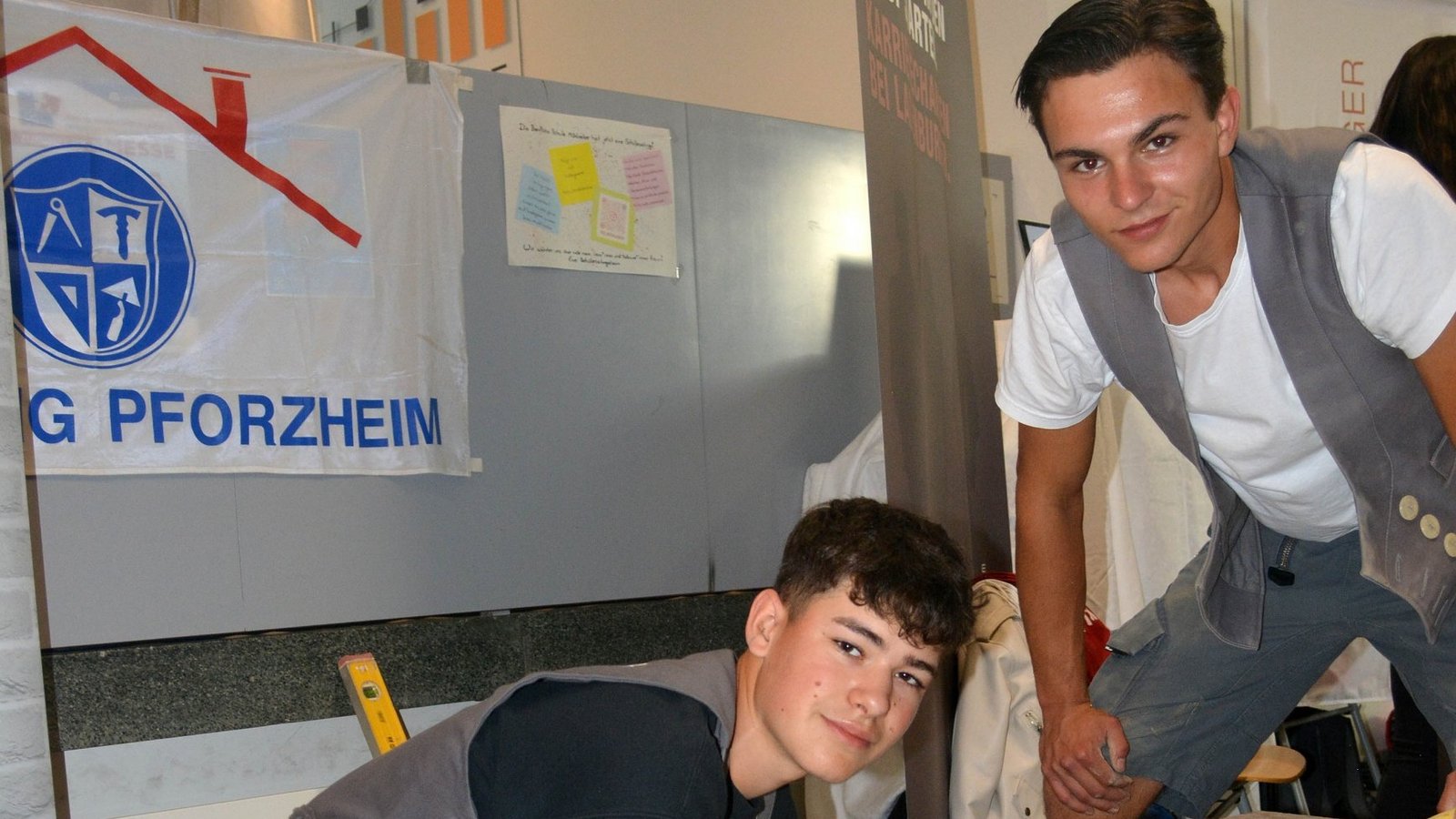 Rico Hofmann (links) und Tim Konaz wollen für den Maurerberuf begeistern. Rico Hofmann (links) und Tim Konaz wollen für den Maurerberuf begeistern.