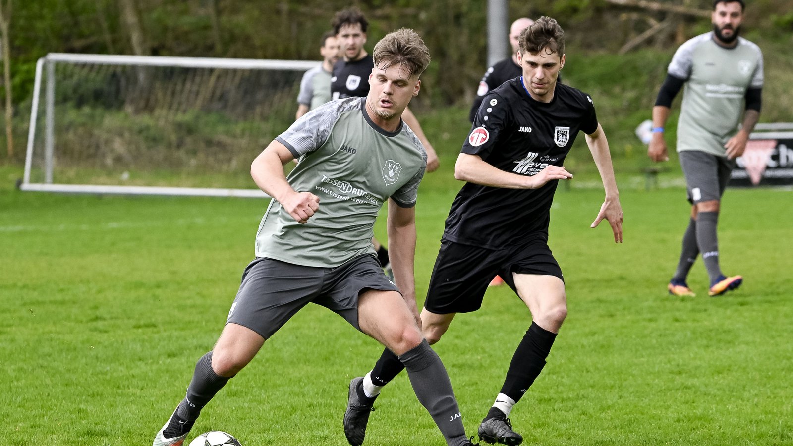 Der Sersheimer Kevin Pawlak (links) schirmt den Ball vor Noah Klein vom VfB Vaihingen II ab. Die Gäste aus dem Mettertal gewinnen das Spiel der Kreisliga B 6 mit 2:0. Foto: Leitner