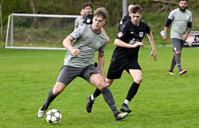 Der Sersheimer Kevin Pawlak (links) schirmt den Ball vor Noah Klein vom VfB Vaihingen II ab. Die Gäste aus dem Mettertal gewinnen das Spiel der Kreisliga B 6 mit 2:0. <span class='image-autor'>Foto: Leitner</span>