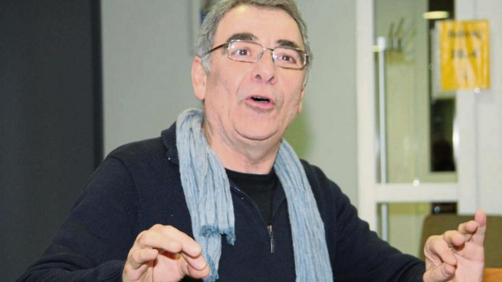 Sozialarbeiter Erol Schirin beim Männerforum im Foyer der Oberriexinger Festhalle. Foto: Gergen Sozialarbeiter Erol Schirin beim Männerforum im Foyer der Oberriexinger Festhalle. Foto: Gergen