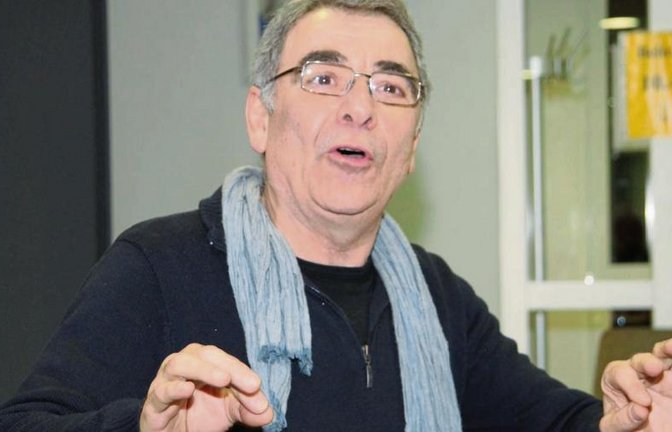 Sozialarbeiter Erol Schirin beim Männerforum im Foyer der Oberriexinger Festhalle. Foto: Gergen