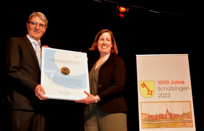 Dr. Hilde Neidhardt überreicht die Zeitenwende-Medaille des Enzkreises an Armin Pioch.