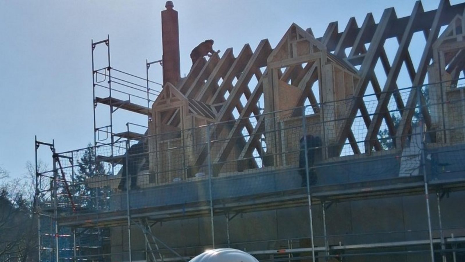 Empfangsgebäude: Arbeiten in luftiger Höhe.