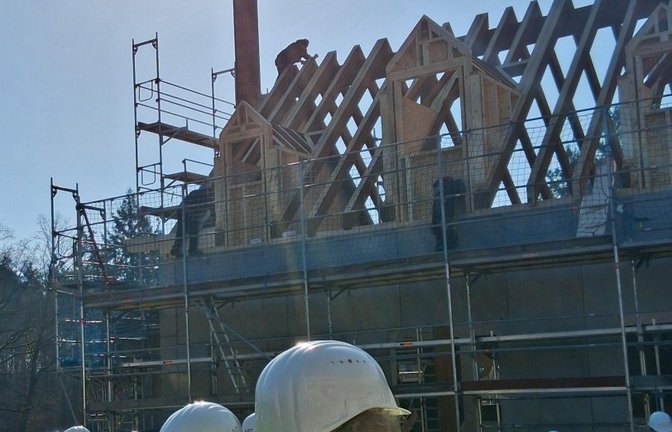 Empfangsgebäude: Arbeiten in luftiger Höhe.