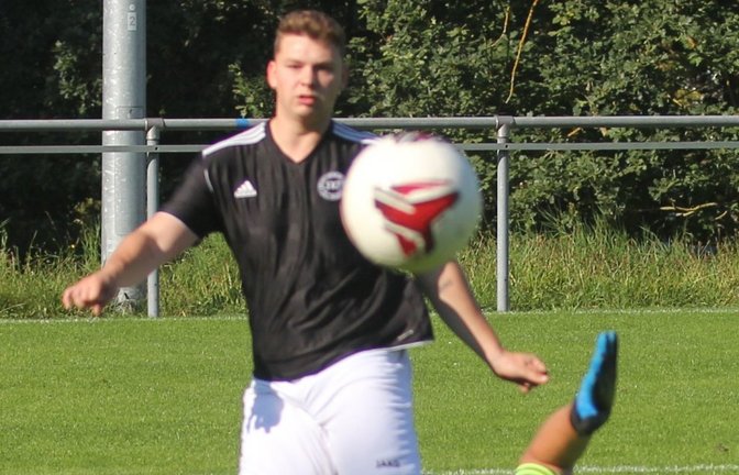 Nick Heckele (links) hat seine langwierige Verletzung auskuriert und ist wieder eine Alternative für die Offensivabteilung beim A-3-Elften SV Illingen.  <span class='image-autor'>Foto: Nachreiner</span>